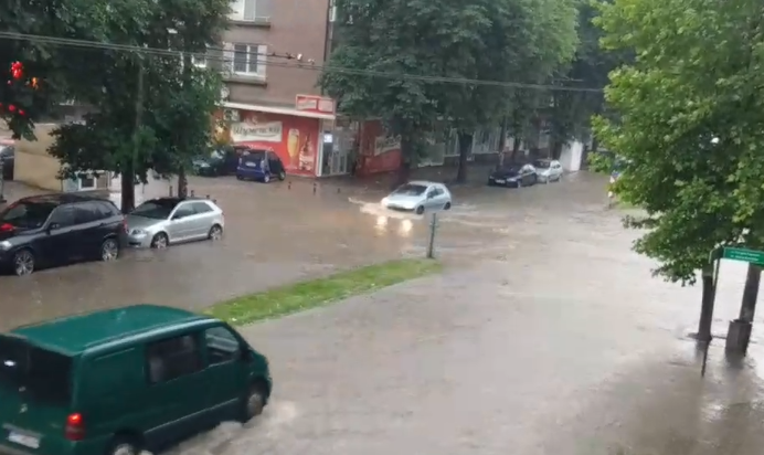 Проливни дъждове наводниха улиците в Стара Загора и Пазарджик (ВИДЕО)