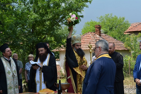 Молитви и дъжд съпроводиха първа копка за храм в монтанското село Долна Рикса