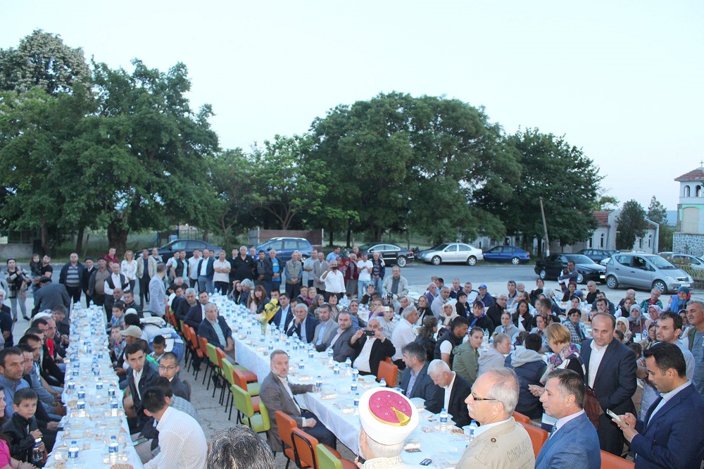 Ифтар събра 480 души на обща трапеза в Разградско