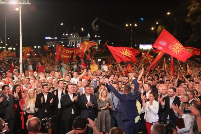 Хиляди на протест в Скопие с искане за предсрочни избори