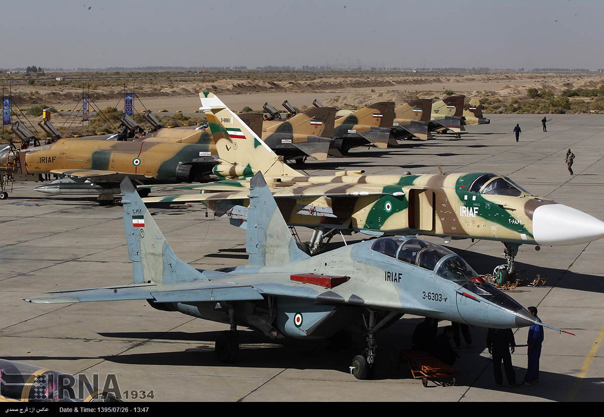 Изтребител се разби в Иран, пилотите оцеляха