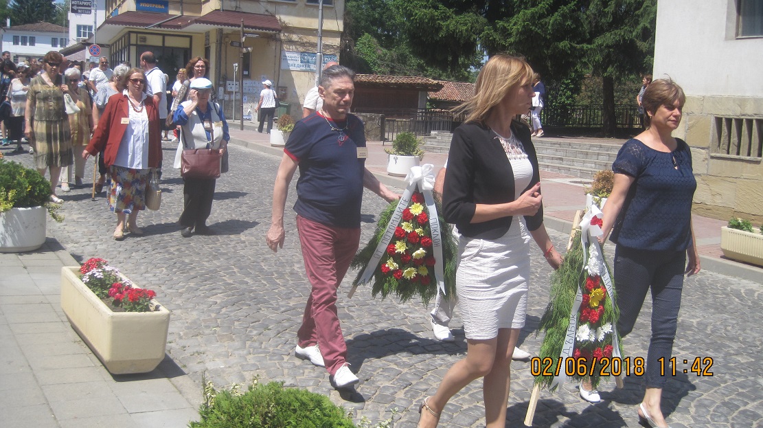 Потомци на славни еленски родове отдадоха почит на предците си