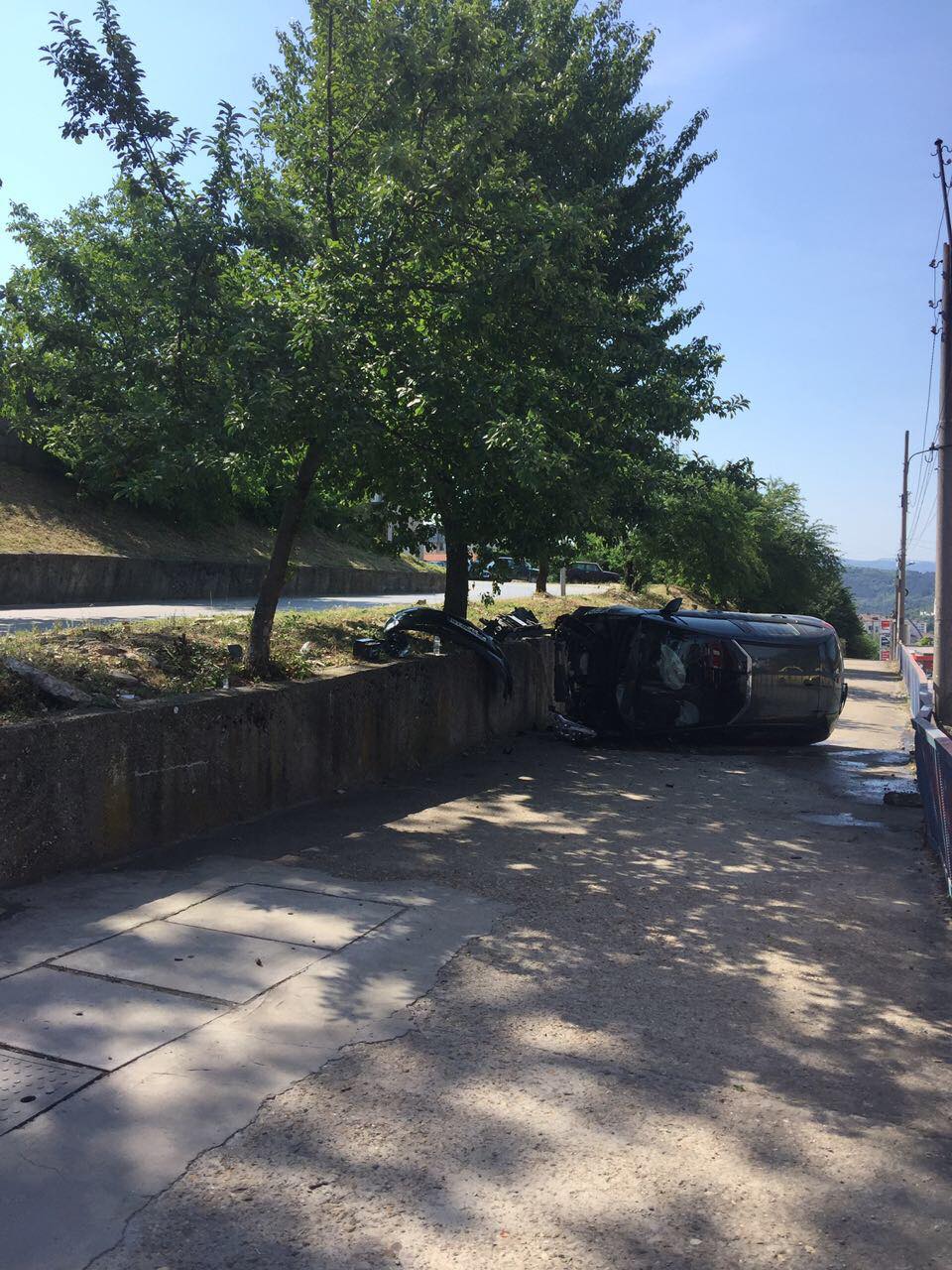 Кола прелетя през бетонова стена и падна от 1,5 метра в Търново