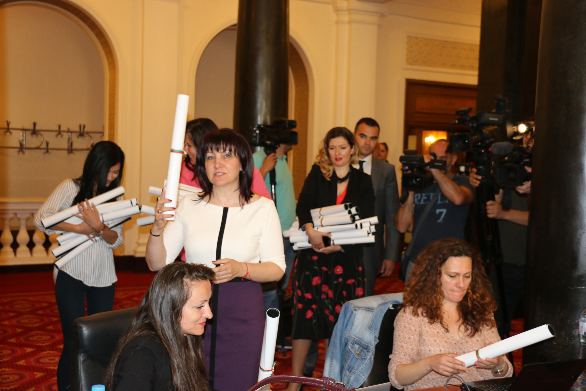 В навечерието на 2 юни Цвета Караянчева подари на депутатите календари с образа на Христо Ботев