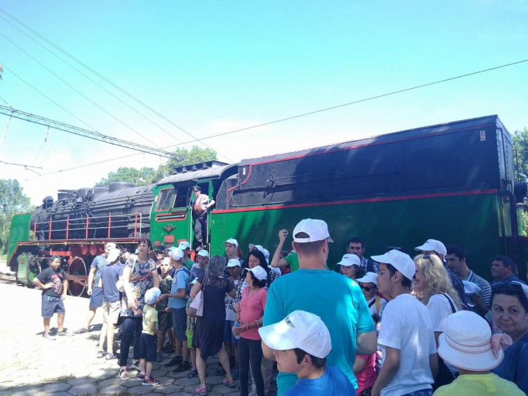 Деца в неравностойно положение пътуваха с парен локомотив до Банкя по случай 1 юни