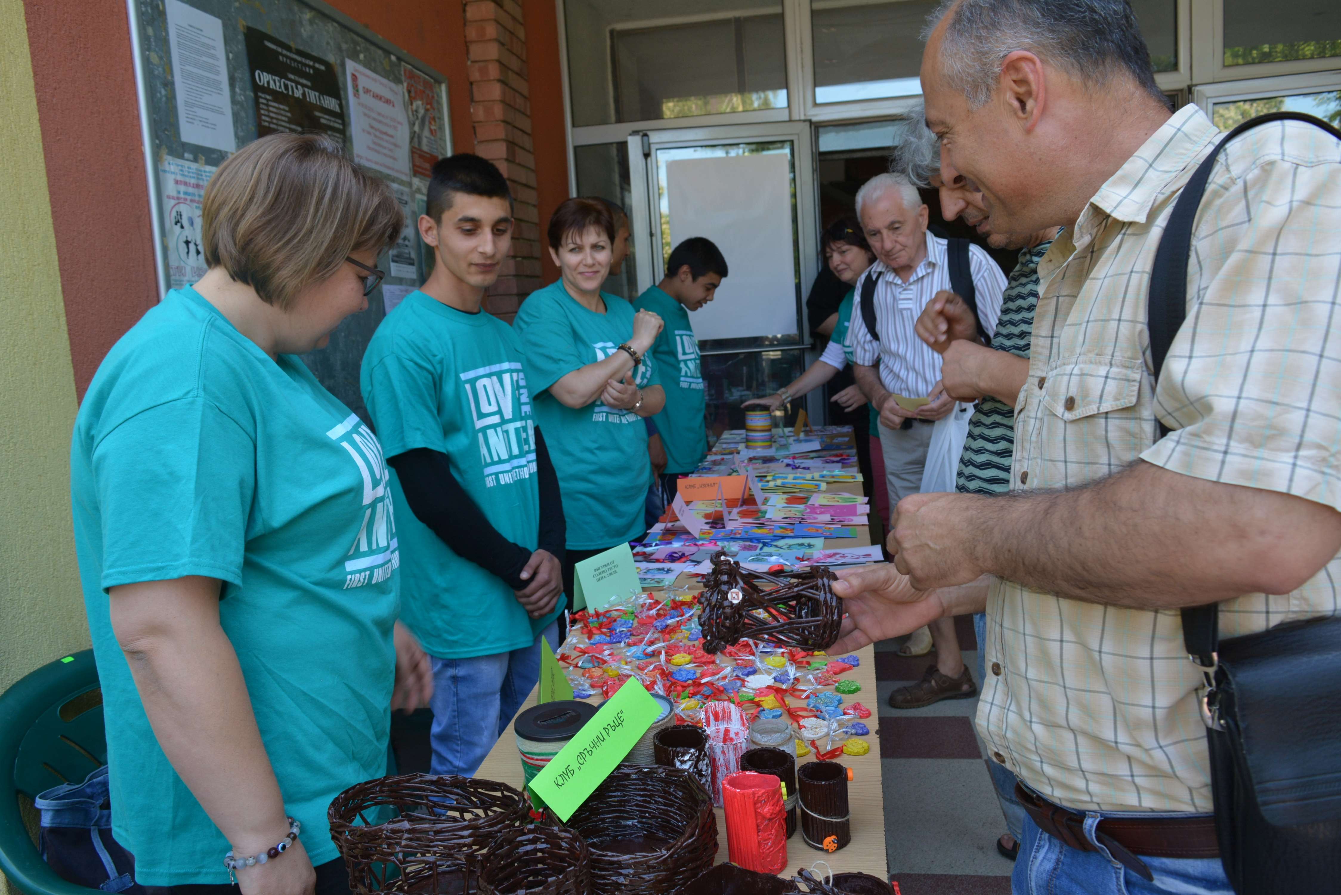 Затворници продават сувенири, помагат на болно дете
