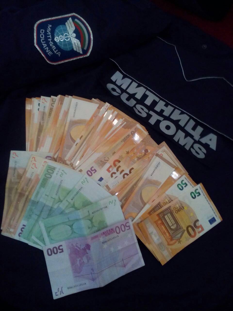 15 650 евро, скрити в сръбски „Мерцедес”, откриха митничари от Лом