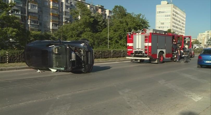Джип се преобърна на натоварен булевард във Варна