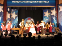 900 деца пеят, рисуват и играят на „Лачени обувки” в Берковица