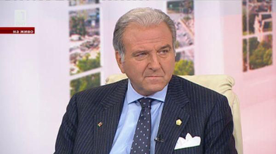 Адвокатът на Сергей Антонов с книга за процеса