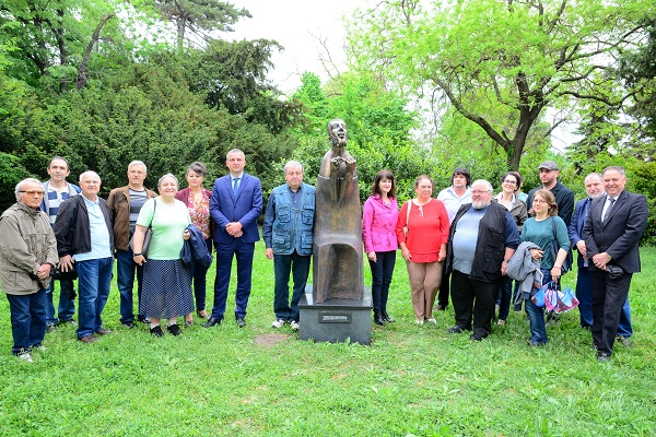 "Звездоброецът" украси градинката пред Обсерваторията
