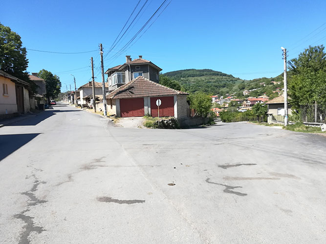 Продължават ремонтите на улиците в Опака