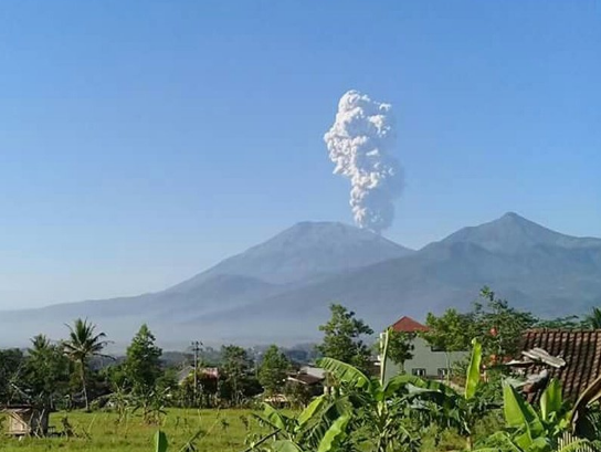 Най-активният вулкан в Индонезия изригва