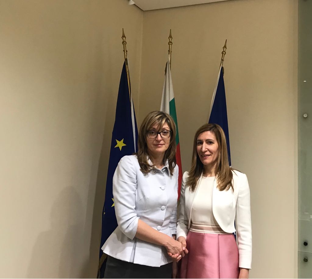 Министър Ангелкова обсъди с вицепремиера Захариева разрешенията за пребиваване на сезонни работници в туризма