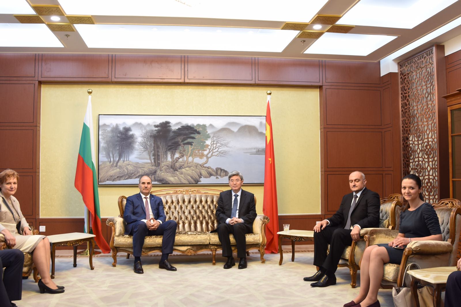 Цветан Цветанов и депутати от ГЕРБ проведоха работна среща с китайския посланик у нас