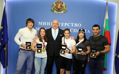 Министър Кралев: България вече с школа в женската борба