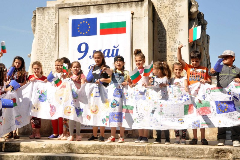 Децата на Лом нарисуваха Европа като сърце и слънце