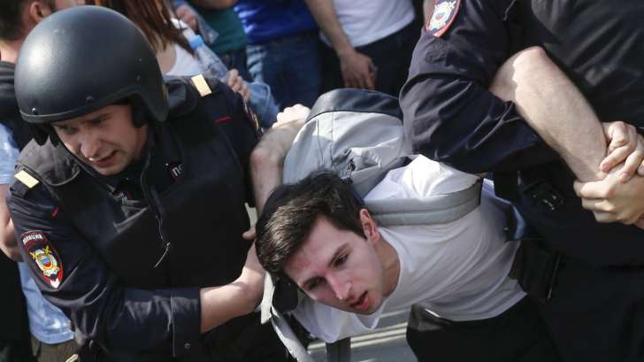 Десетки участници в протестите срещу Путин отиват в затвора