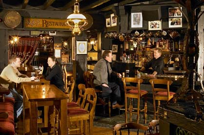 Ирландия пусна автобуси за клиентите на селските кръчми