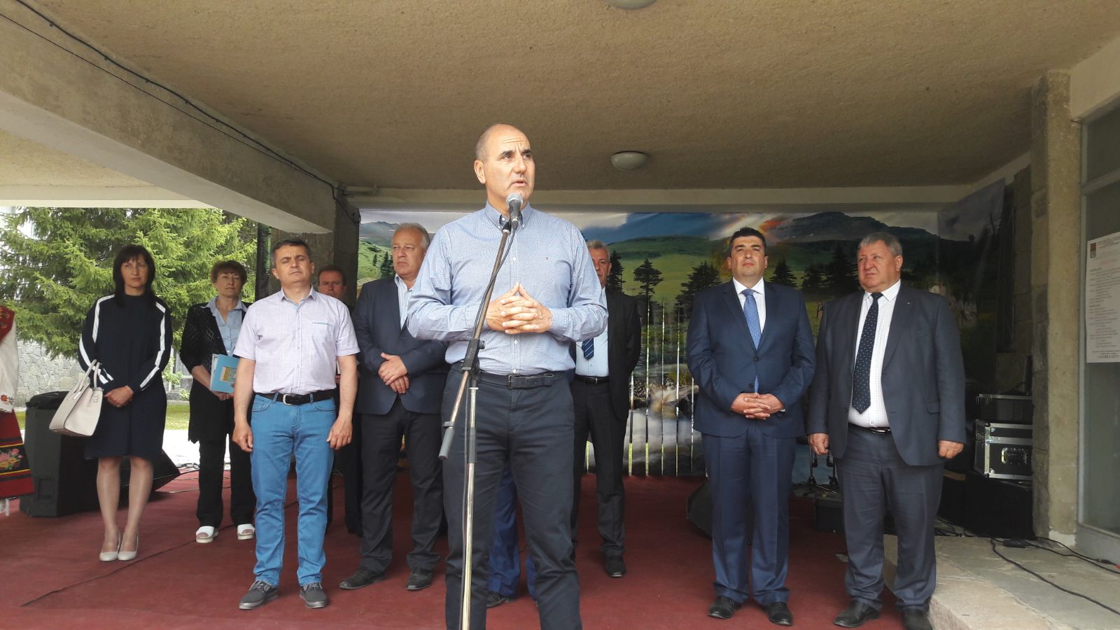 Цветан Цветанов в Баните: Българите ще се върнат от чужбина (СНИМКИ)