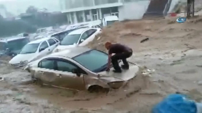 Потоп мина през Анкара, има пострадали (ВИДЕО)