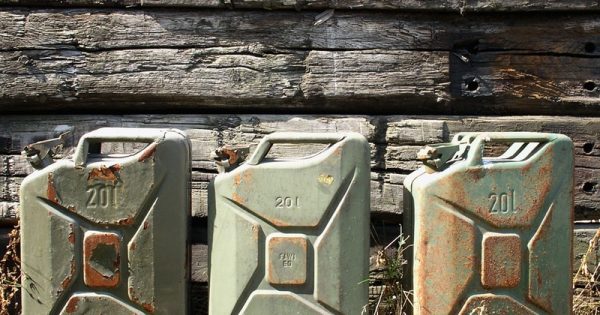 Земеделски производител и авери нападнали младежи да признаят кражба на гориво