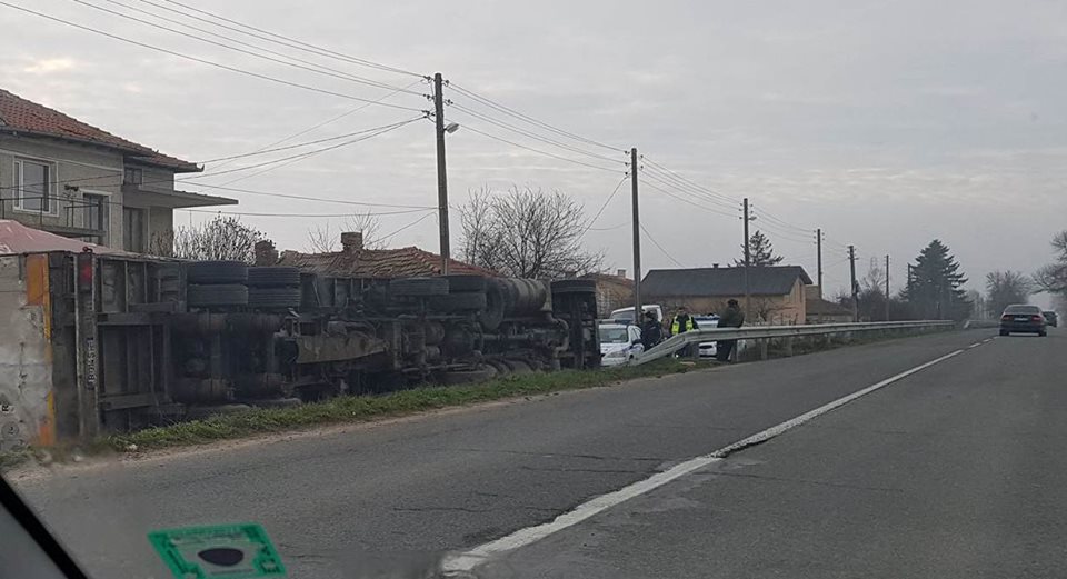 ТИР с цигари се обърна насред село