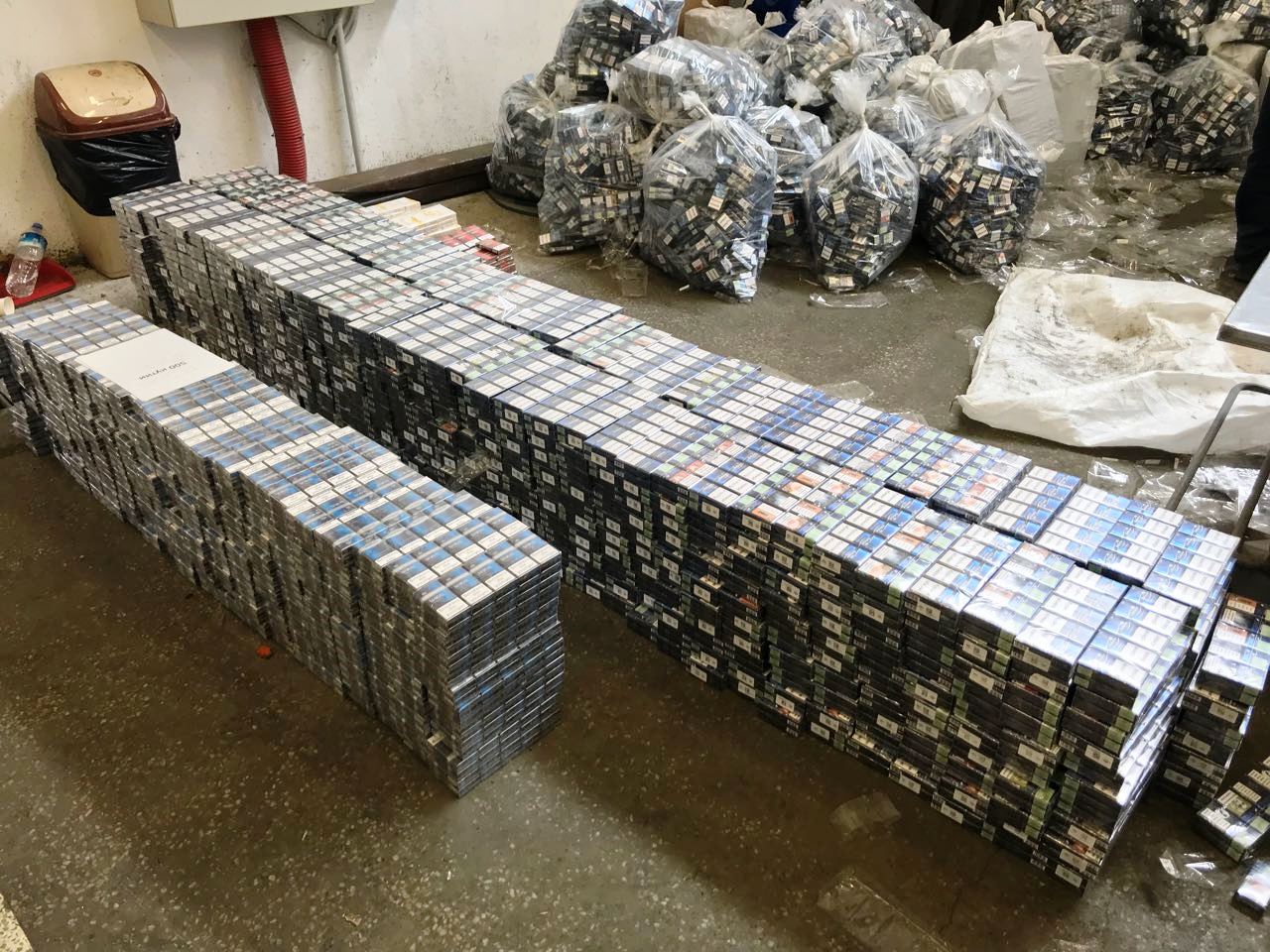 Митнически служители на МП Капитан Андреево откриха контрабандни цигари в тайник на камион