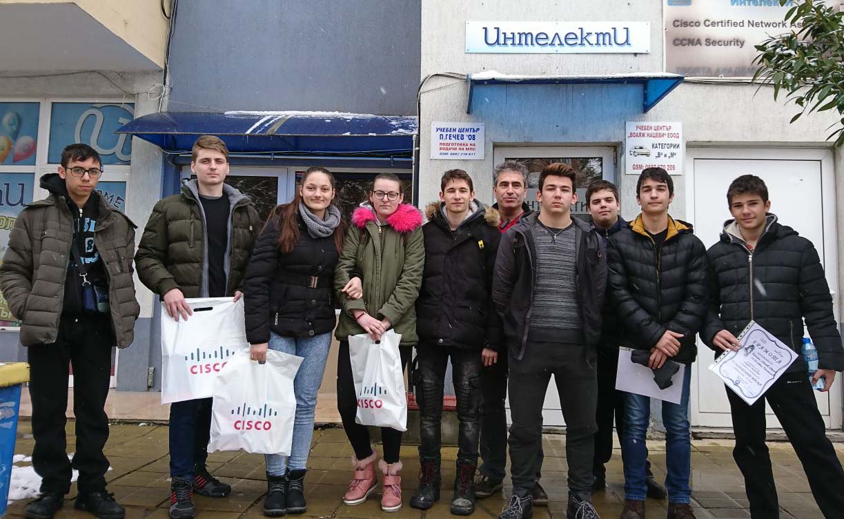 Десетокласнички от Елена сред победителите в състезание по компютърни мрежи