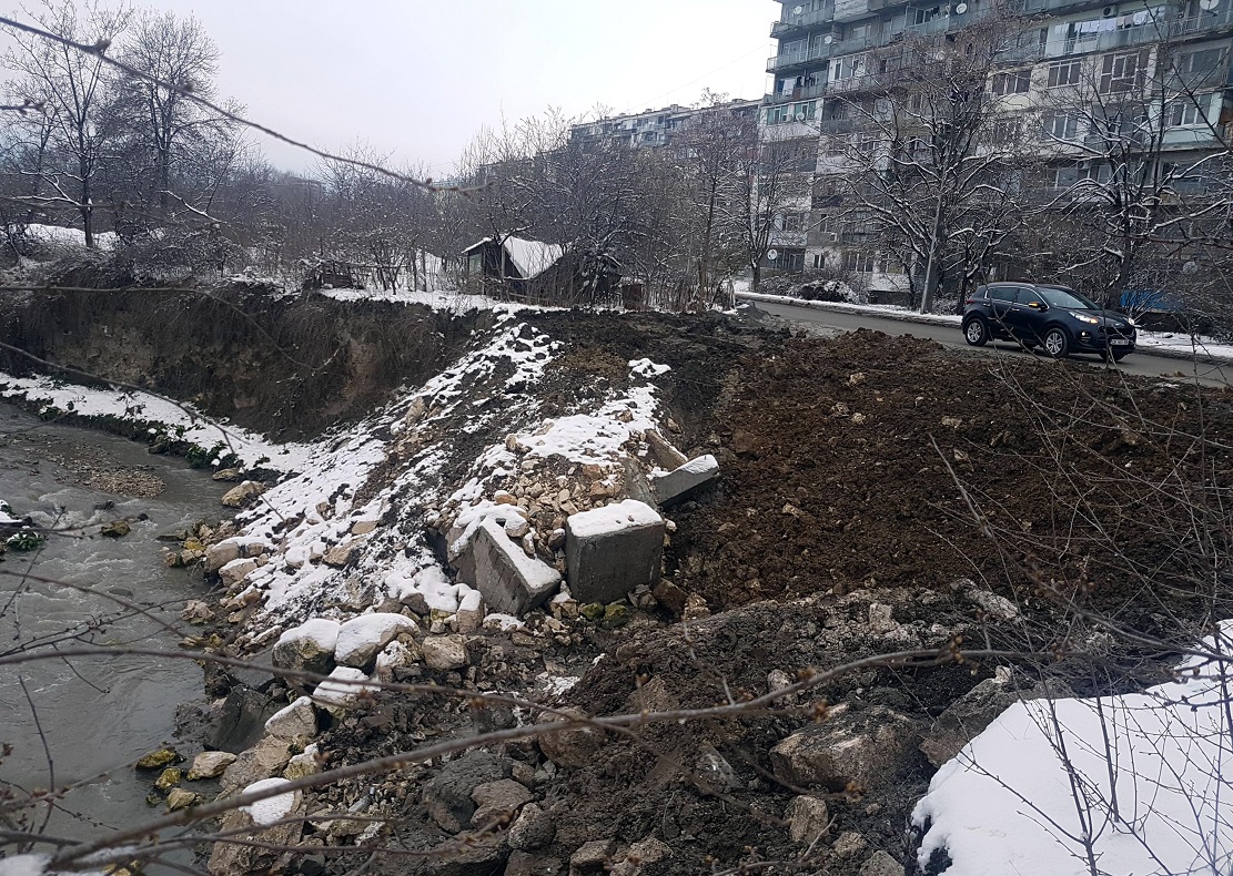 Спряха опасен теч на 4 г. в шуменски квартал