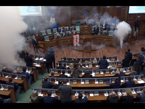 Опозицията хвърли сълзотворен газ в парламента на Косово (ВИДЕО)