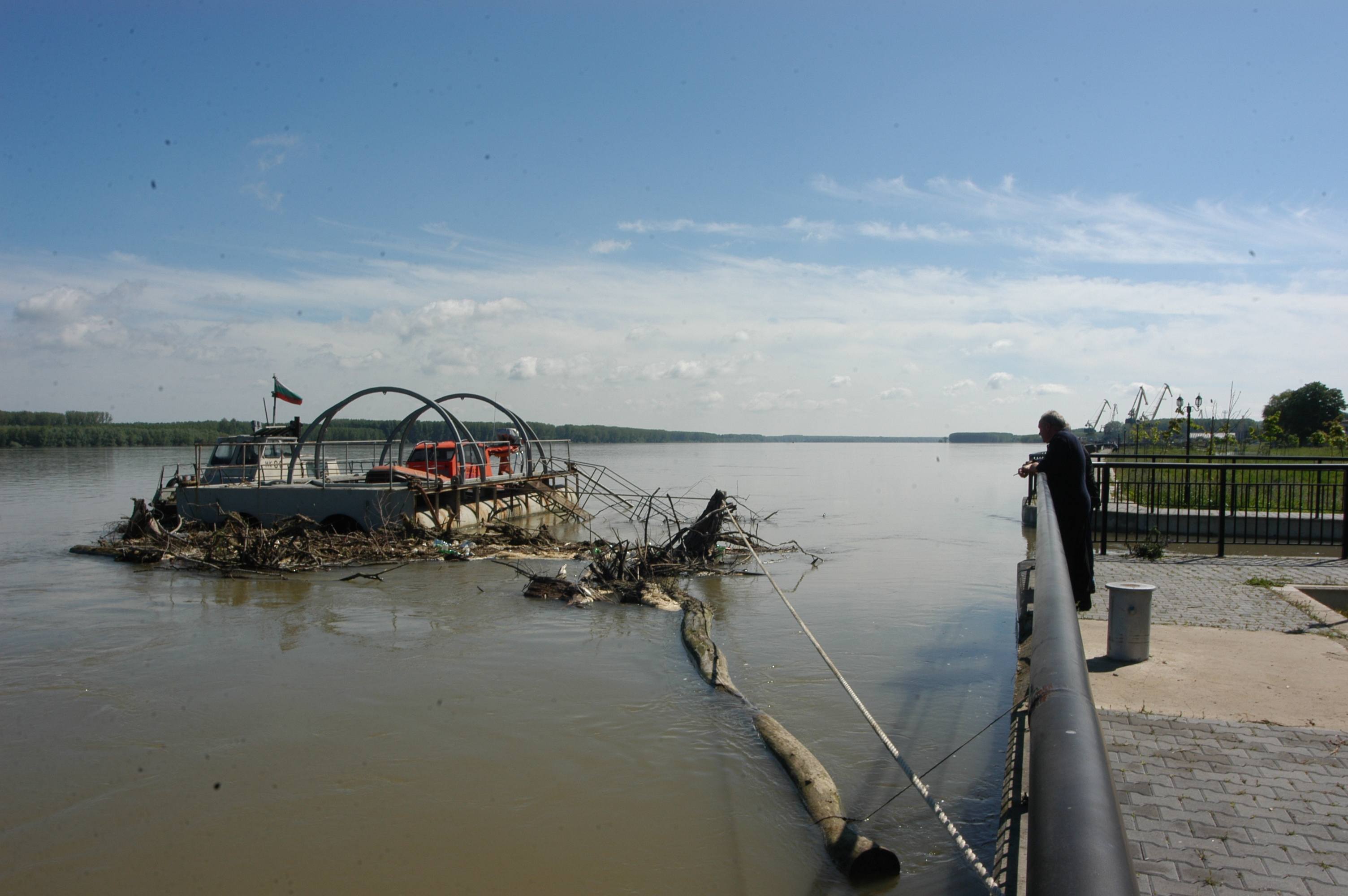 Дунав се покачва, край Лом денонощно го наблюдават