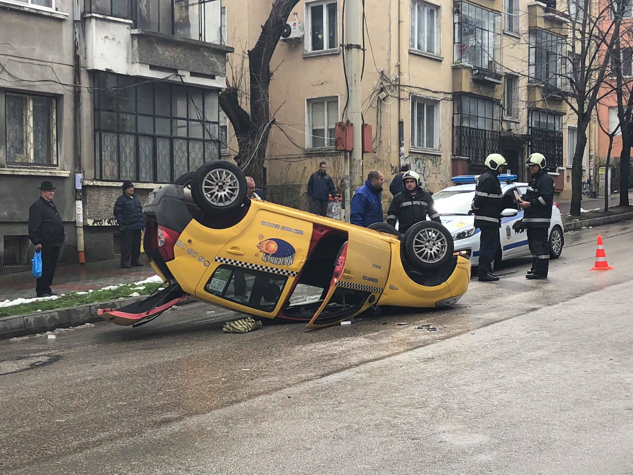 Такси се обърна по таван в центъра на Търново
