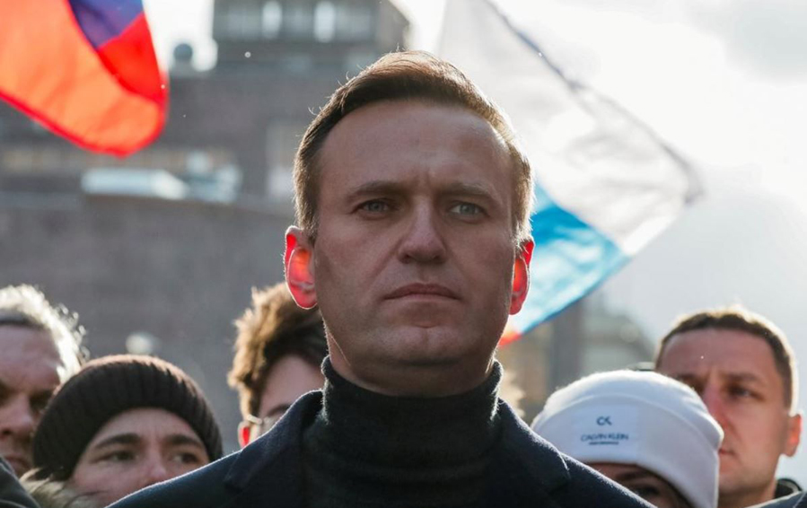 Алексей Навални твърди, че Новичокът, с който е отровен, е бил по дрехите му