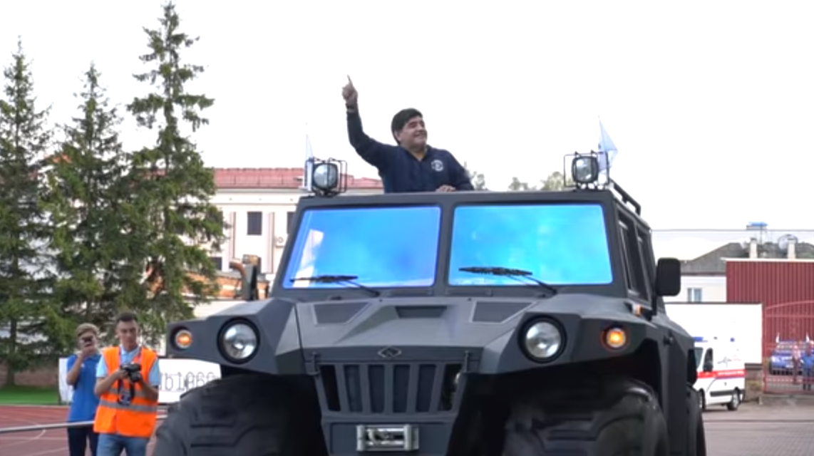 В Брест посрещнаха Марадона върху военен джип