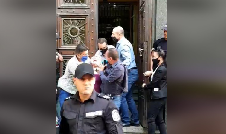 МВР: Полицаи не са извеждали насила протестиращи от Народното събрание