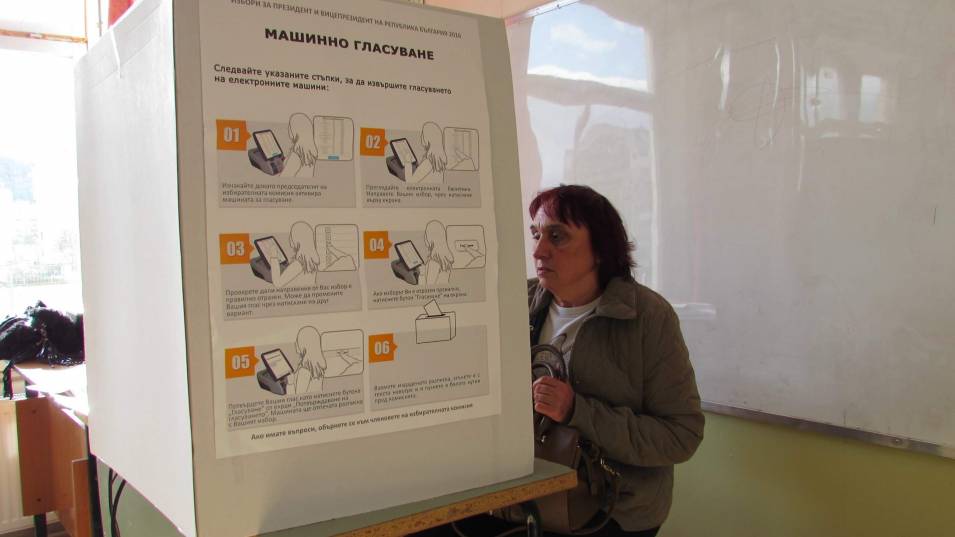 Правната комисия реши да се възложи на ЦИК да купи или да наеме машини за гласуване