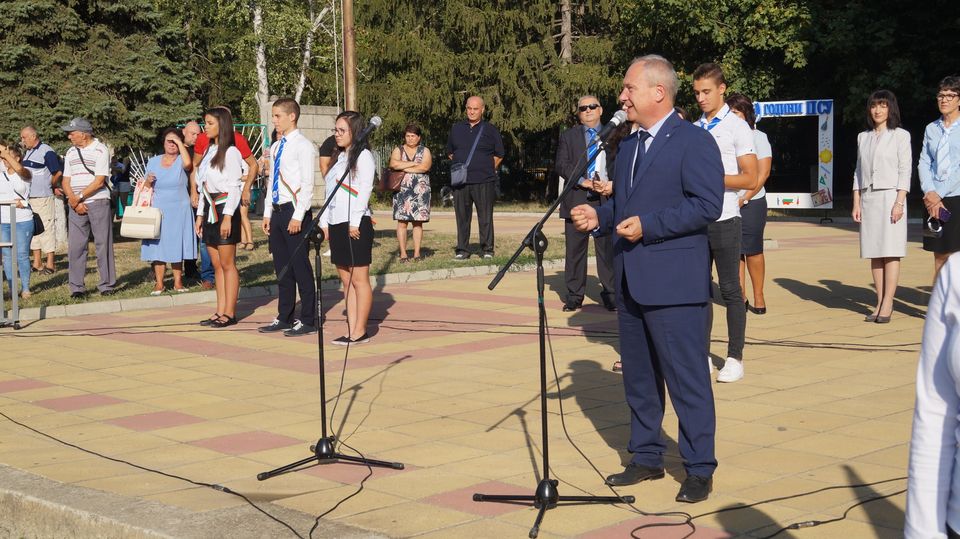 Успешна и ползотворна учебна година пожела кметът на Търговище