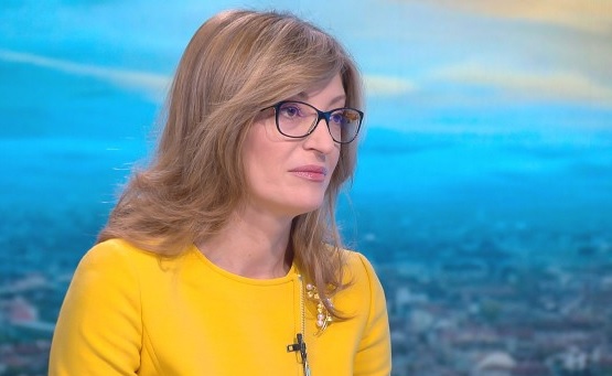 Екатерина Захариева: Обсъждаме поетапно разхлабване на мерките за преминаването в съседни държави