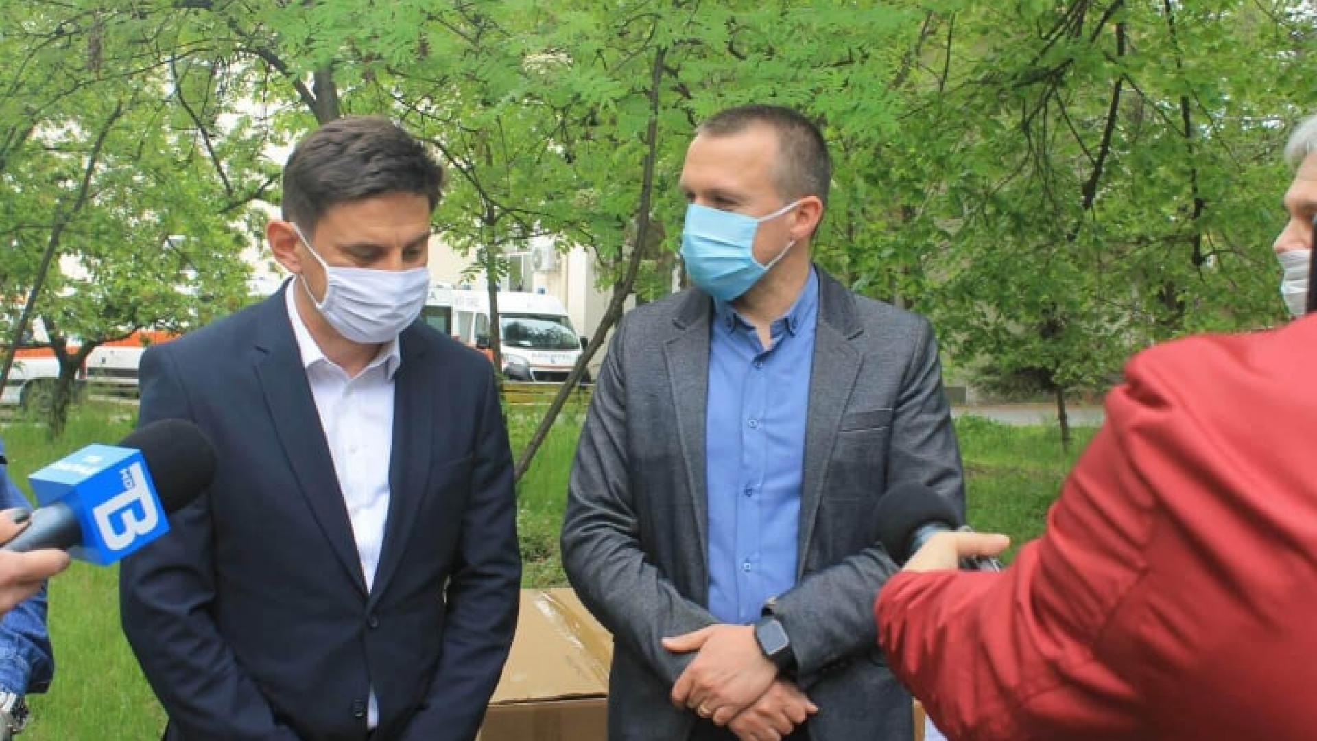 Защитни облекла и 5000 лева от Делян Пеевски за болницата в Кюстендил