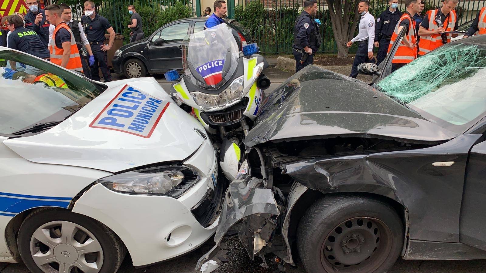 Мъж помете с колата си двама полицаи в Париж