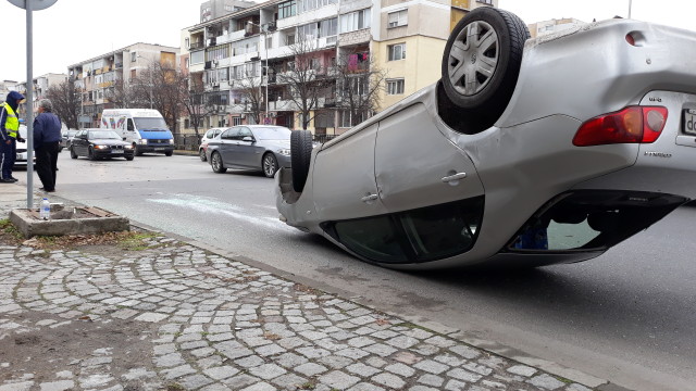 Автомобил се преобърна по таван на бул. "България" в Пловдив