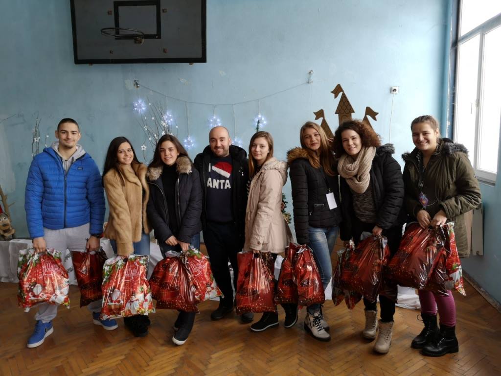 Градският ученически парламент в Търново дари обувки, дрехи и играчки на детски център