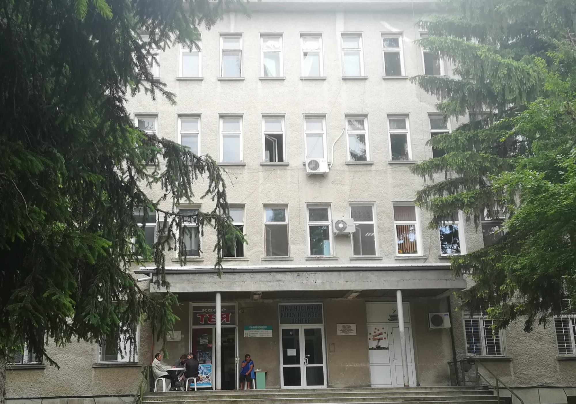 Мъж издъхна на пазара в Горна Оряховица след преглед в Спешна помощ, зет му наби доктора
