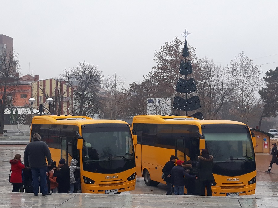 Доставиха нови автобуси на две училища в Свищов