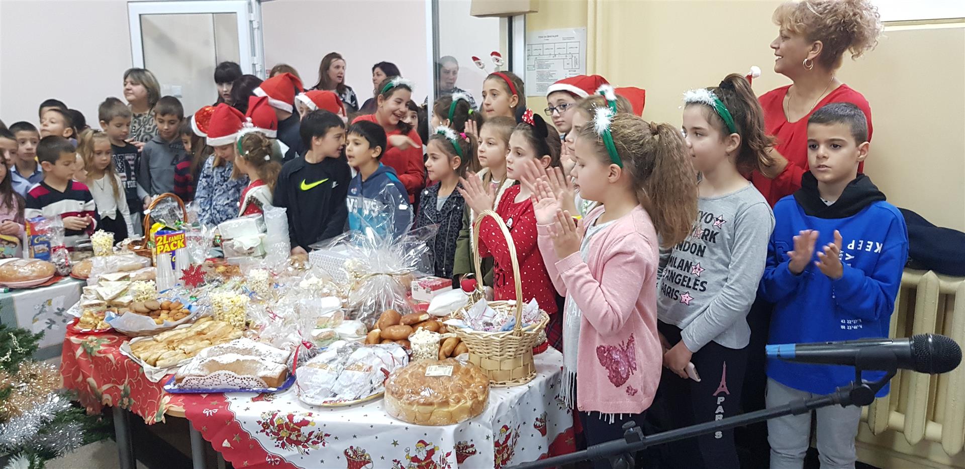 Ученици с благотворителен базар