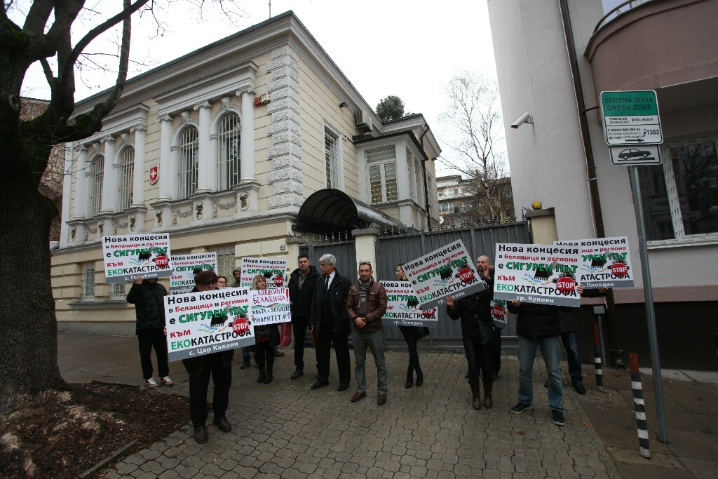 Протестиращи на среща с швейцарския посланик