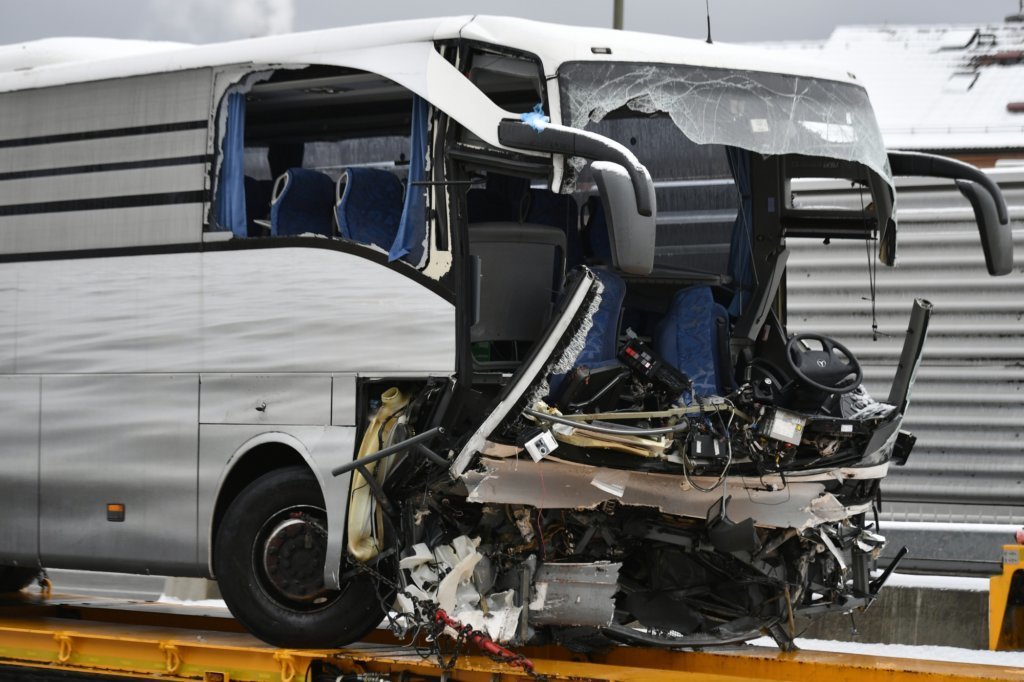 Автобус се заби челно в стена в Швейцария, един загина и над 40 са ранени