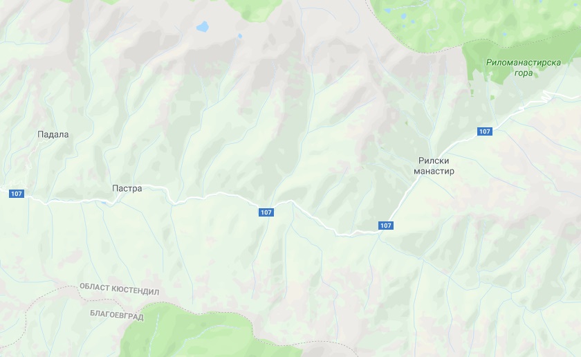 Аварирал снегорин блокира пътя до Рилския манастир