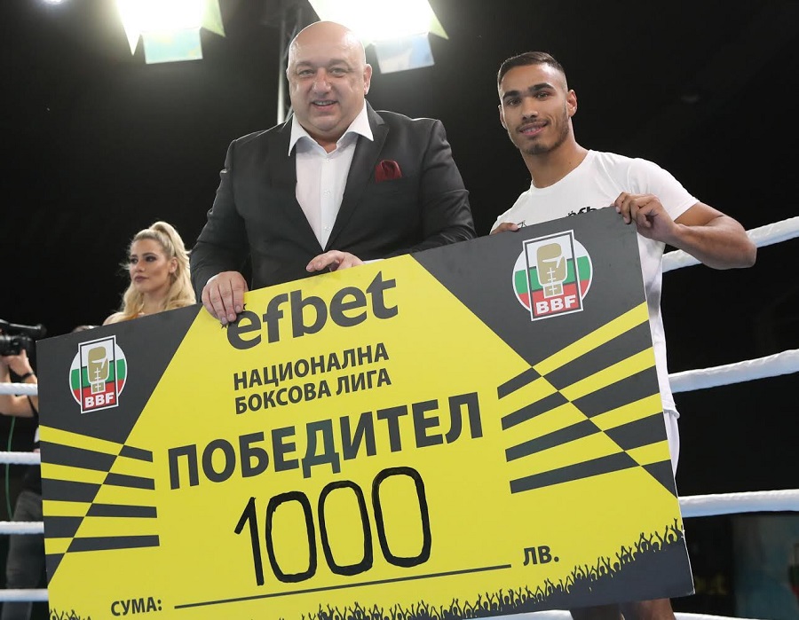 Спортният министър награди един от победителите на финалния кръг от Националната боксова лига